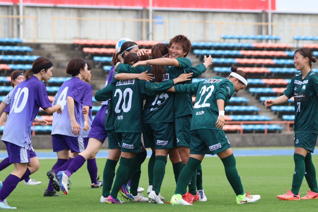 試合でゴール後に喜ぶ選手たち