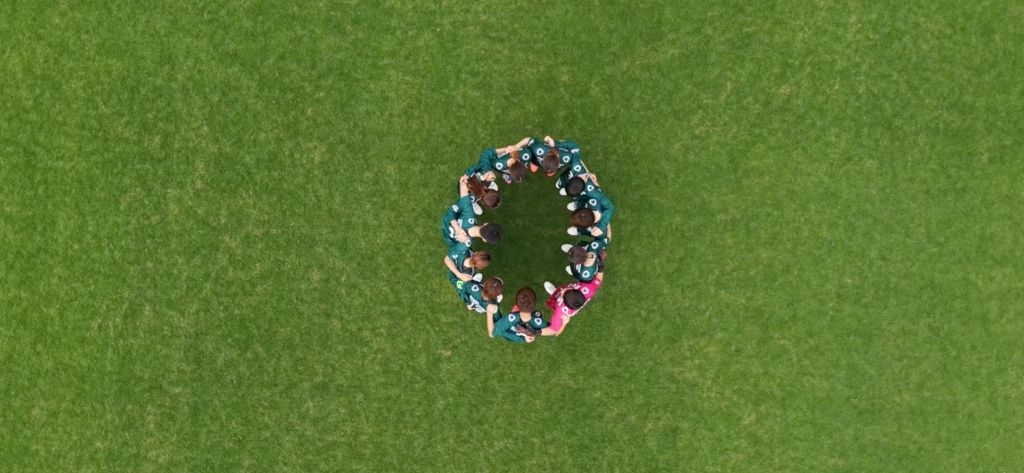 チームが一丸となる空撮写真